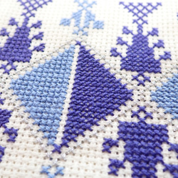 青とシルバー糸の杉柄のパレスチナ刺繍ポーチ 2枚目の画像