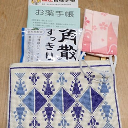 青とシルバー糸の杉柄のパレスチナ刺繍ポーチ 3枚目の画像