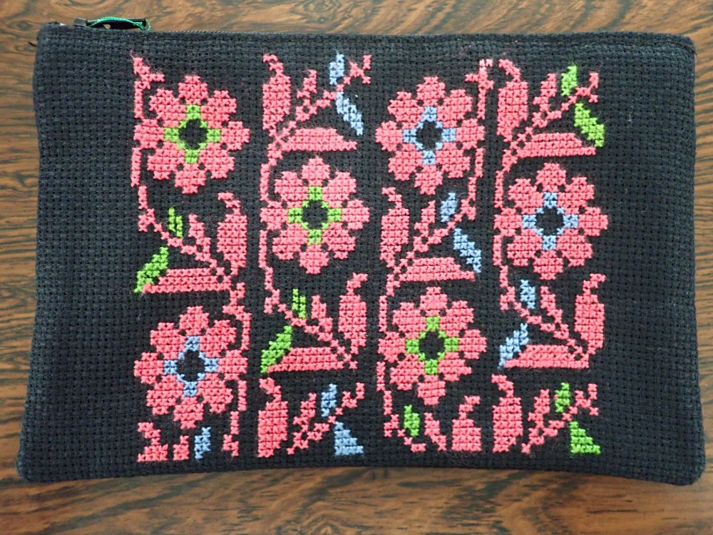 ピンクサファイヤ♡ 刺繍イニシャルポーチ♡      ウエイト枠