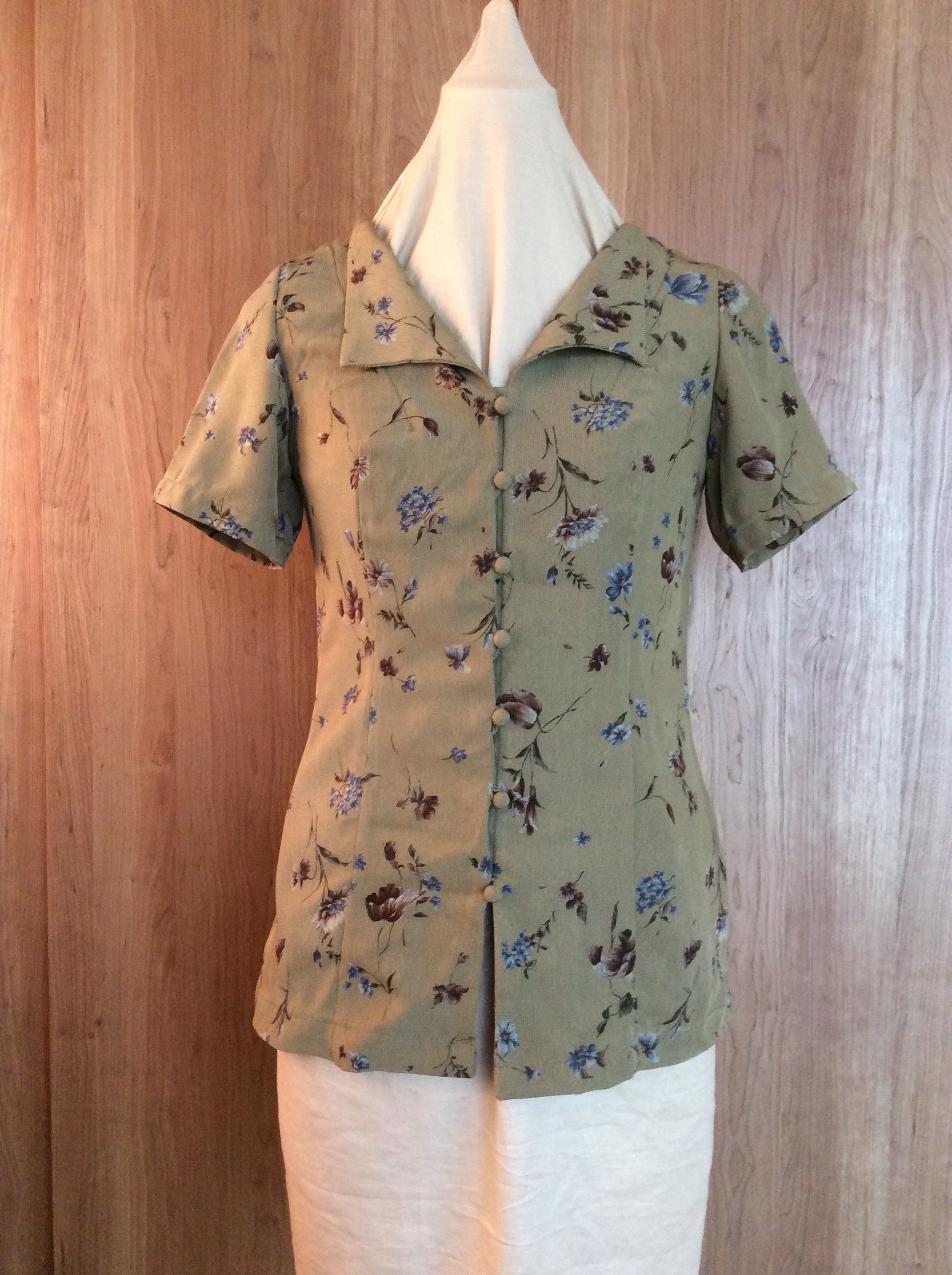 くるみボタン 半袖ブラウス 花柄モカ