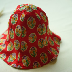 子供の帽子 - ハンドブック赤い花のプリント 2枚目の画像