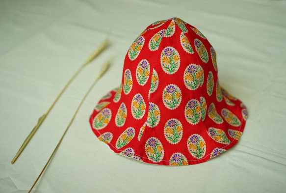 子供の帽子 - ハンドブック赤い花のプリント 3枚目の画像