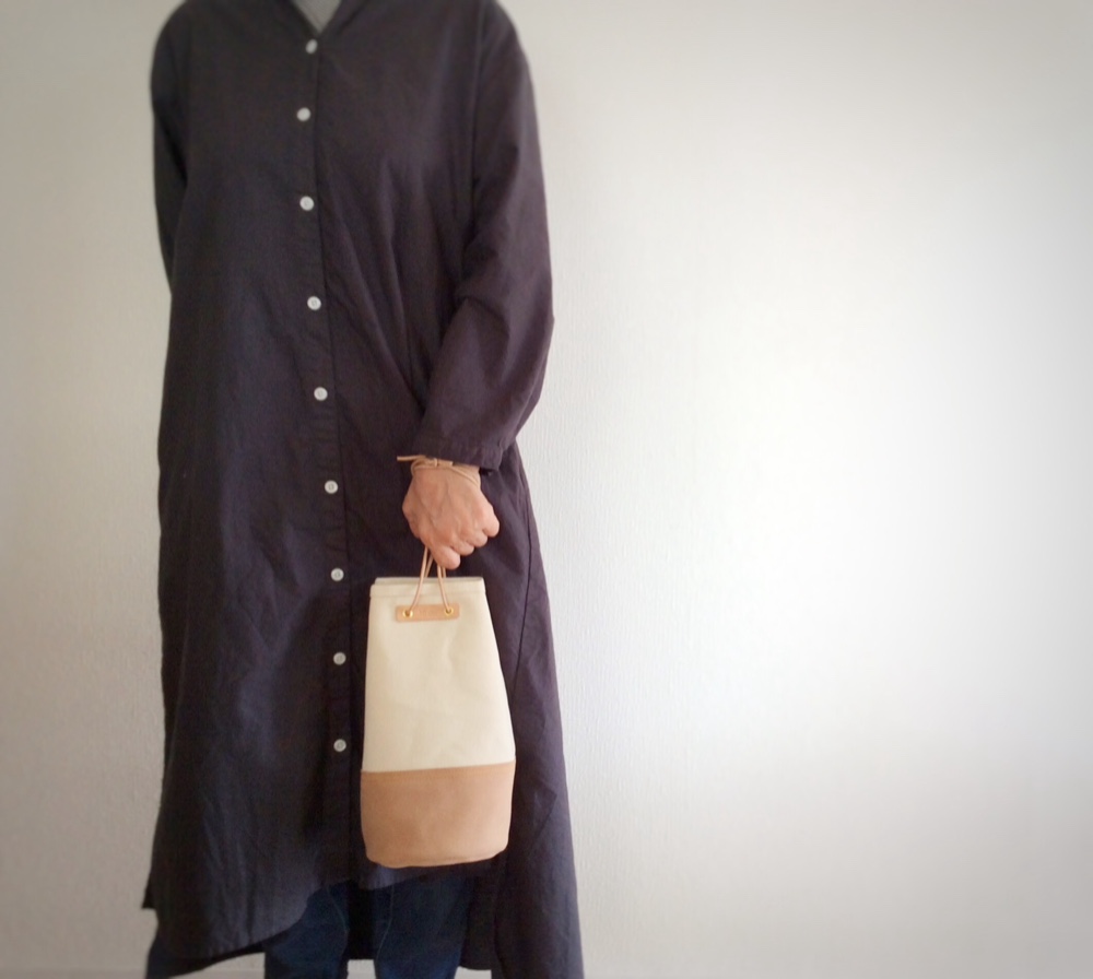 帆布と革の巾着バッグ　オフホワイト