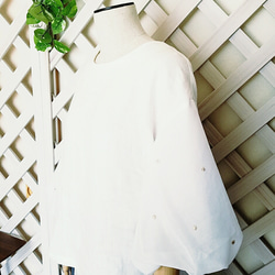 【ドットの刺繍】バルーン袖のリネンブラウス 2枚目の画像