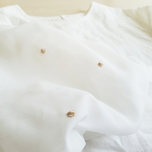 【ドットの刺繍】バルーン袖のリネンブラウス 4枚目の画像