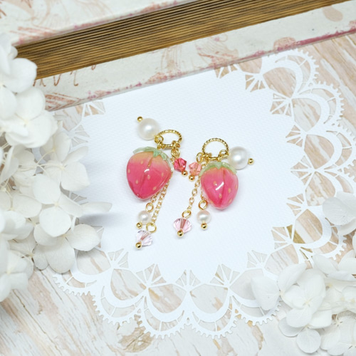 いちごイヤリング/ピアス-まるい-♥甘い気まぐれ イヤリング