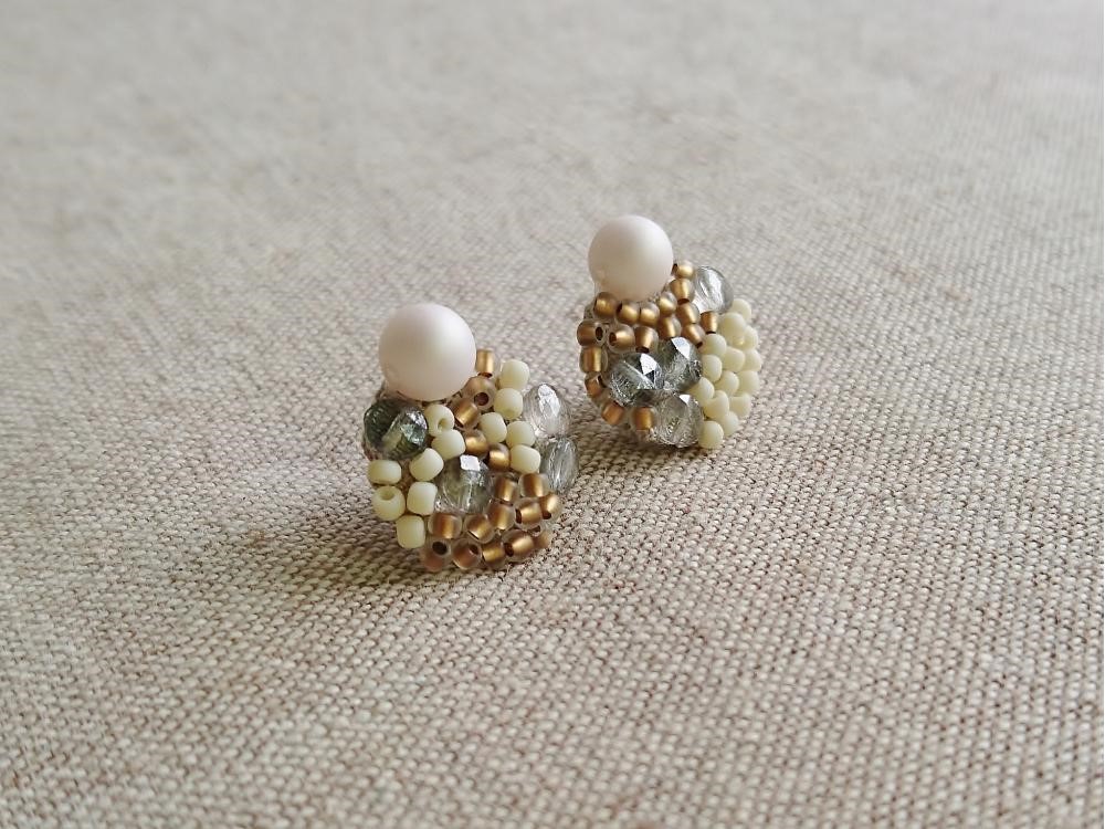 Item No.577（刺繍ピアス・イヤリング/受注制作）