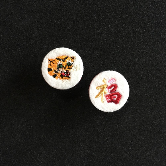 立体刺繍アクセサリー（Cut out 3-D embroidery pins） 1枚目の画像