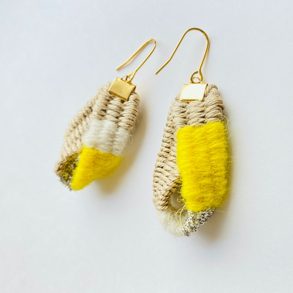 ピアス手織り麻の耳飾り　(Mugiwara-yellow) ノンホールピアス変更可 2枚目の画像