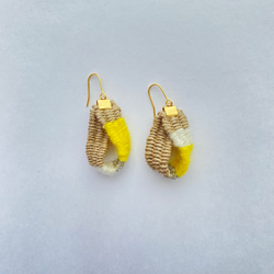 ピアス手織り麻の耳飾り　(Mugiwara-yellow) ノンホールピアス変更可 4枚目の画像