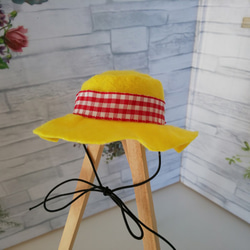 幸運の黄色い帽子（赤リボン）　ワンちゃん猫ちゃん用ハット　犬・猫帽子　小型犬 4枚目の画像