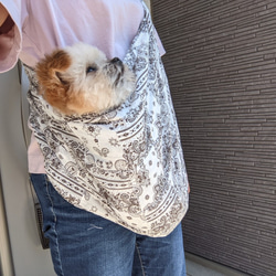 ペットスリング　犬・猫　抱っこ紐　肩紐調整可能　男女使用可能　収納袋付き　パッチワーク調 7枚目の画像