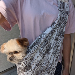 ペットスリング　犬・猫　抱っこ紐　肩紐調整可能　男女使用可能　収納袋付き　パッチワーク調 8枚目の画像