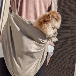 ペットスリング・犬・猫　犬・猫　抱っこ紐　くすみグレー　グレー色　肩紐調整可能　収納袋付き 6枚目の画像