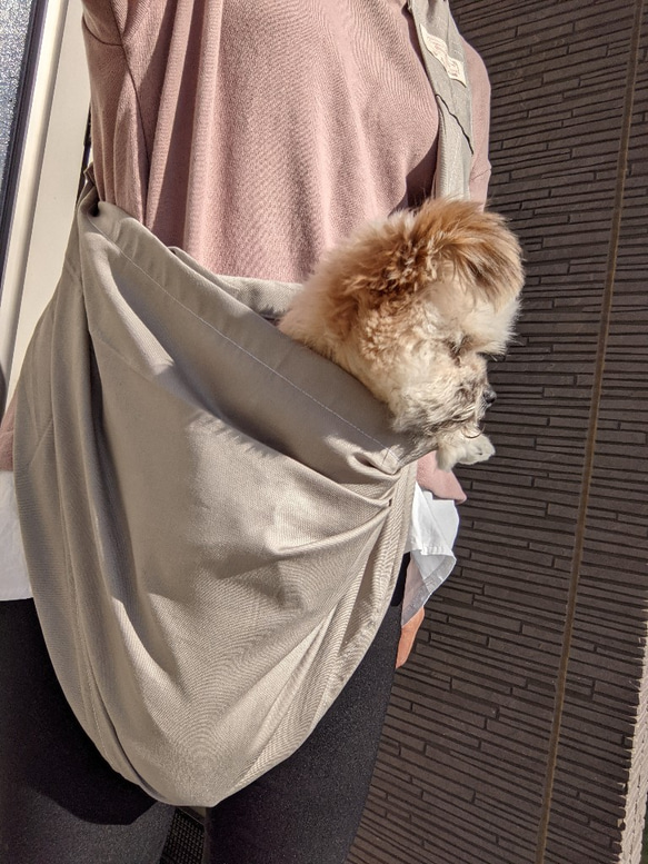 ペットスリング・犬・猫　犬・猫　抱っこ紐　くすみグレー　グレー色　肩紐調整可能　収納袋付き 6枚目の画像