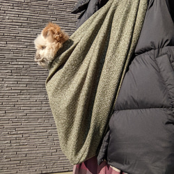 ペットスリング・犬・猫　抱っこ紐　ビンテージ風　カーキ　肩紐調整可能　収納袋付き 7枚目の画像