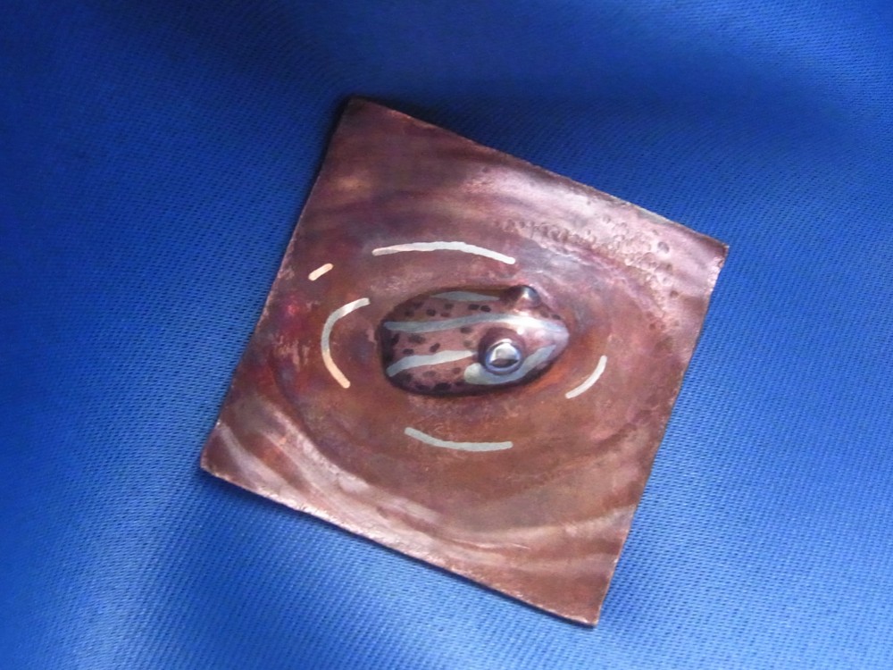 セミオーダー【水面から顔を出すカエル１】