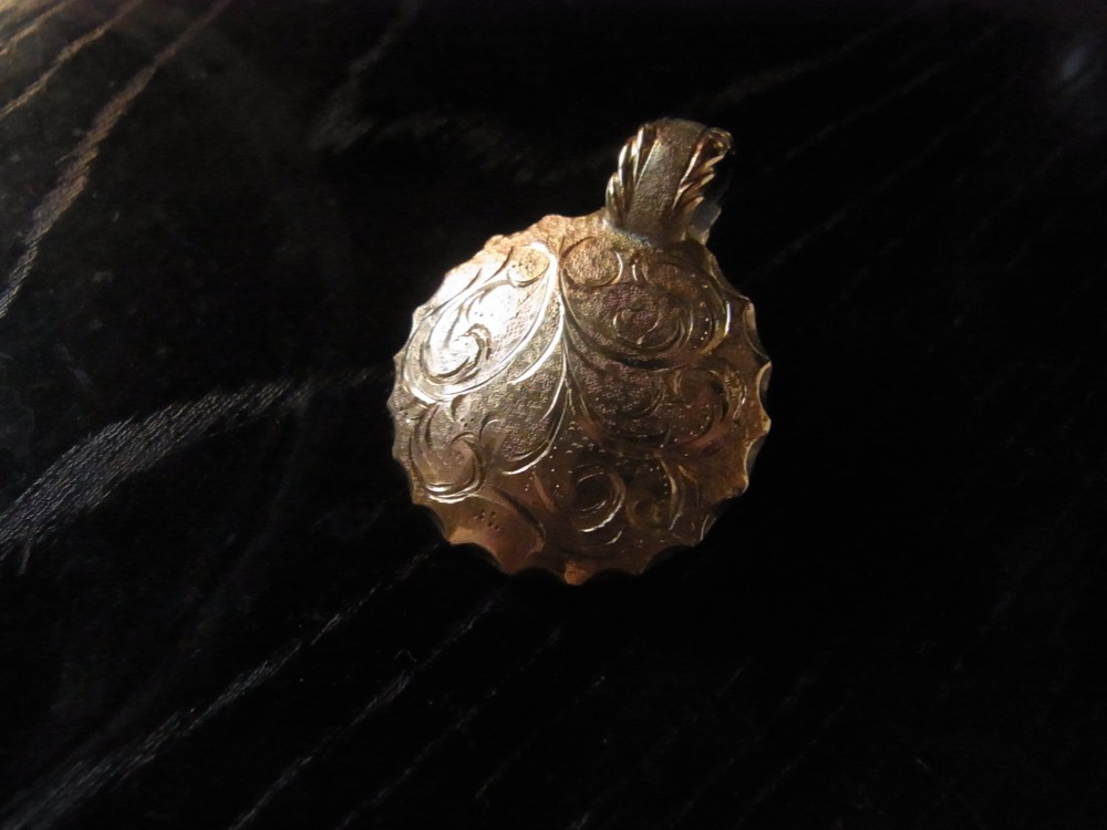 彫金ペンダント　唐草 7,200円