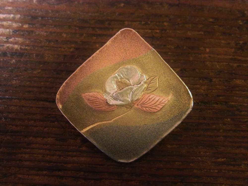 彫金ペンダント、白椿