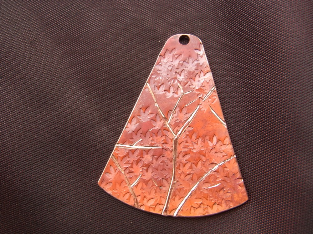 彫金ペンダント、紅葉1