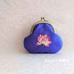 日本刺繍【蓮の花】絹のがま口小物入れ〈手のひらサイズ〉　◆瑠璃色◆ 2枚目の画像