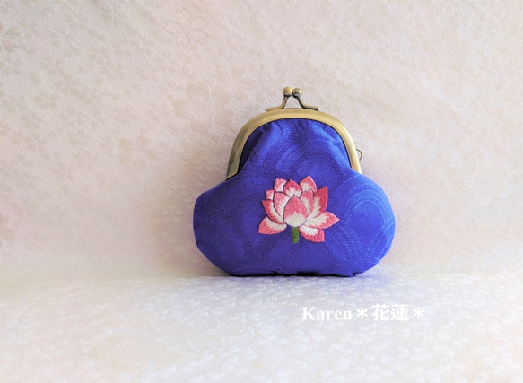 日本刺繍【蓮の花】絹のがま口小物入れ〈手のひらサイズ〉　◆瑠璃色◆ 2枚目の画像