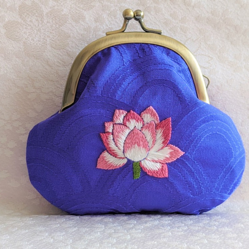 日本刺繍【蓮の花】絹のがま口小物入れ〈手のひらサイズ