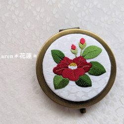 日本刺繍【赤い椿】のコンパクトミラー　AG　　手鏡・ミラー・刺繍・椿・プレゼント 2枚目の画像