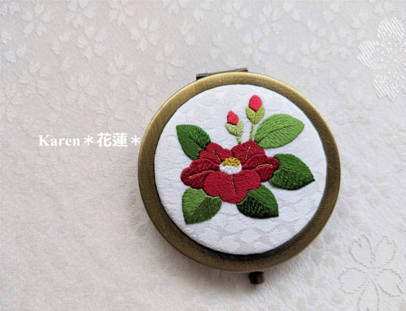 日本刺繍【赤い椿】のコンパクトミラー　AG　　手鏡・ミラー・刺繍・椿・プレゼント 2枚目の画像