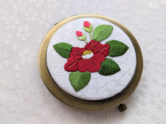 日本刺繍【赤い椿】のコンパクトミラー AG 手鏡・ミラー・刺繍