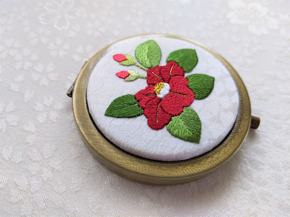 日本刺繍【赤い椿】のコンパクトミラー　AG　　手鏡・ミラー・刺繍・椿・プレゼント 3枚目の画像