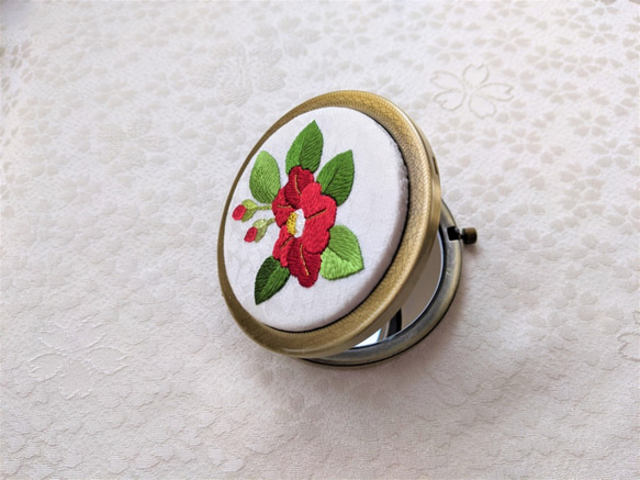 日本刺繍【赤い椿】のコンパクトミラー　AG　　手鏡・ミラー・刺繍・椿・プレゼント 5枚目の画像