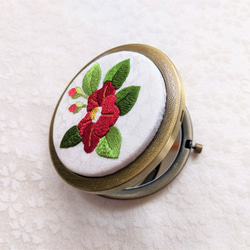 日本刺繍【赤い椿】のコンパクトミラー　AG　　手鏡・ミラー・刺繍・椿・プレゼント 6枚目の画像