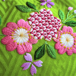 《Sale》日本刺繡【桜の舞】絹のがま口マチ付きポーチ （2缶付き）◆生地:若草色◆ 4枚目の画像