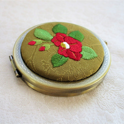 日本刺繍【赤い椿】絹のコンパクトミラー　AG　◆鶯色◆　 5枚目の画像