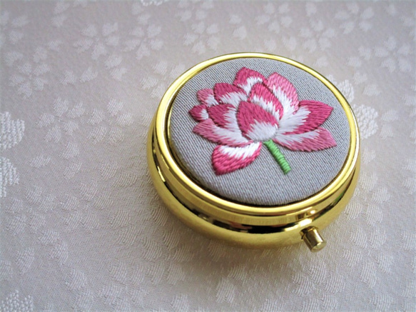 【蓮の花】のアクセサリーケース（ミラー付き）  Gold ＊＊日本刺繡・手刺繡＊   ◆ライトグレー◆ #母の日に 4枚目の画像