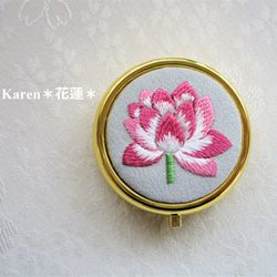 【蓮の花】のアクセサリーケース（ミラー付き）  Gold ＊＊日本刺繡・手刺繡＊   ◆ライトグレー◆ #母の日に 1枚目の画像