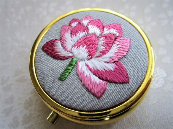 【蓮の花】のアクセサリーケース（ミラー付き）  Gold ＊＊日本刺繡・手刺繡＊   ◆ライトグレー◆ #母の日に 2枚目の画像