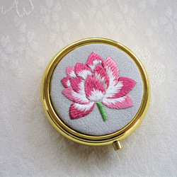 【蓮の花】のアクセサリーケース（ミラー付き）  Gold ＊＊日本刺繡・手刺繡＊   ◆ライトグレー◆ #母の日に 3枚目の画像