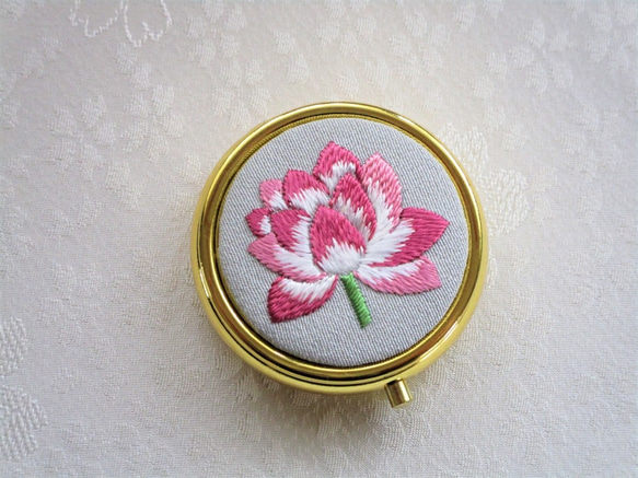 【蓮の花】のアクセサリーケース（ミラー付き）  Gold ＊＊日本刺繡・手刺繡＊   ◆ライトグレー◆ #母の日に 3枚目の画像