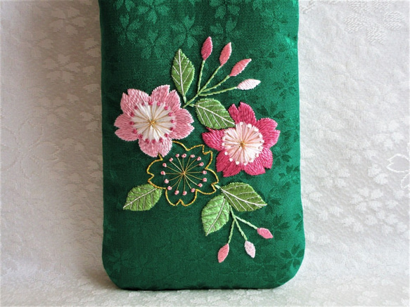 絹生地のがま口メガネケース・ペンケース【桜の花】＊＊日本刺繍・手刺繡＊＊　 ◆緑色◆　 2枚目の画像