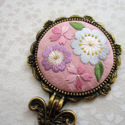 日本刺繍【桜の花】絹生地のアンティーク手鏡 ◇生地:桜色◇ 刺繍 手
