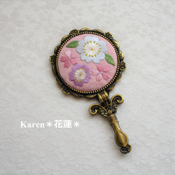 日本刺繍【桜の花】絹生地のアンティーク手鏡　◆生地:桜色◆　刺繍 手刺繍 花刺繍 プレゼント 伝統工芸 2枚目の画像