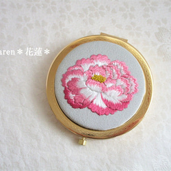 【 牡丹】のコンパクトミラー  Gold＊＊日本刺繡・手刺繡＊＊　◆ライトグレー◆ 3枚目の画像