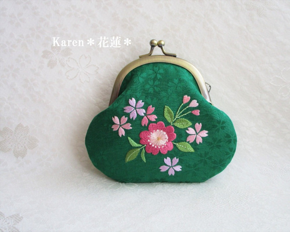 日本刺繍【桜の花】絹のがま口小物入れ＜手のひらサイズ＞　◆緑色◆  刺繍  手刺繍  母の日  プレゼント 1枚目の画像