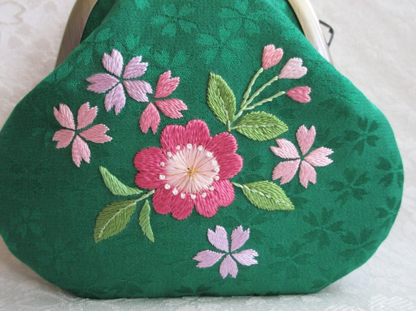 日本刺繍【桜の花】絹のがま口小物入れ＜手のひらサイズ＞　◆緑色◆  刺繍  手刺繍  母の日  プレゼント 2枚目の画像