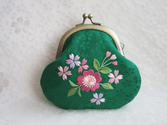 日本刺繍【桜の花】絹のがま口小物入れ＜手のひらサイズ＞　◆緑色◆  刺繍  手刺繍  母の日  プレゼント 3枚目の画像