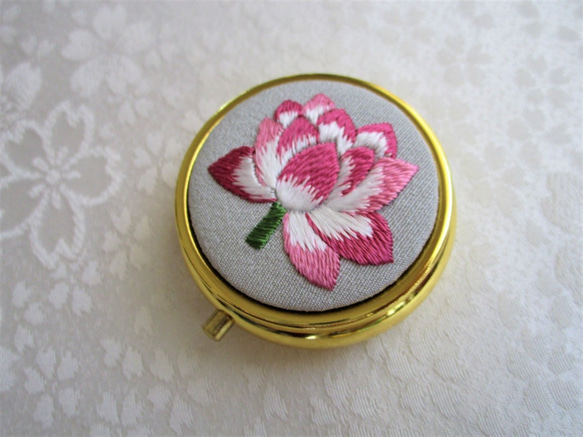 日本刺繍【蓮の花】絹のアクセサリーケース（ミラー付き）  Gold 　 ◆ライトグレー◆ 4枚目の画像