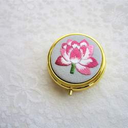 日本刺繍【蓮の花】絹のアクセサリーケース（ミラー付き）  Gold 　 ◆ライトグレー◆ 5枚目の画像
