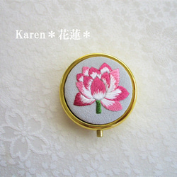 日本刺繍【蓮の花】絹のアクセサリーケース（ミラー付き）  Gold 　 ◆ライトグレー◆ 1枚目の画像